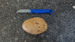 Snij met het schilmesje de aardappel door