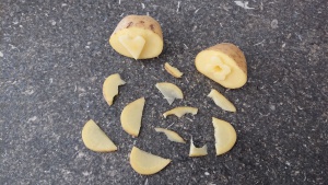 Snij een om de vorm een laag van de aardappel af